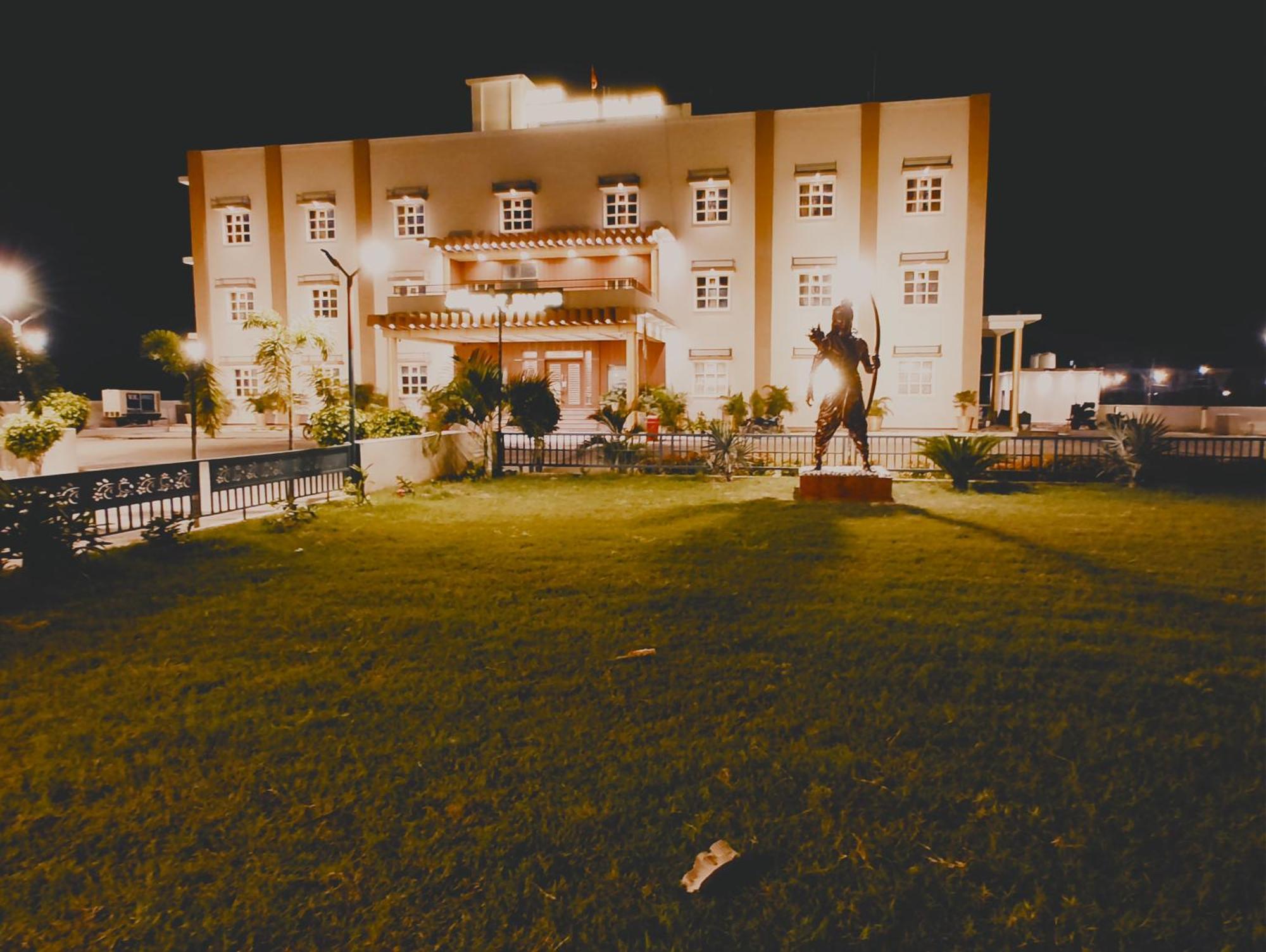 Avadh Sunshine Palace Hotel And Resort Ayodhya Eksteriør billede